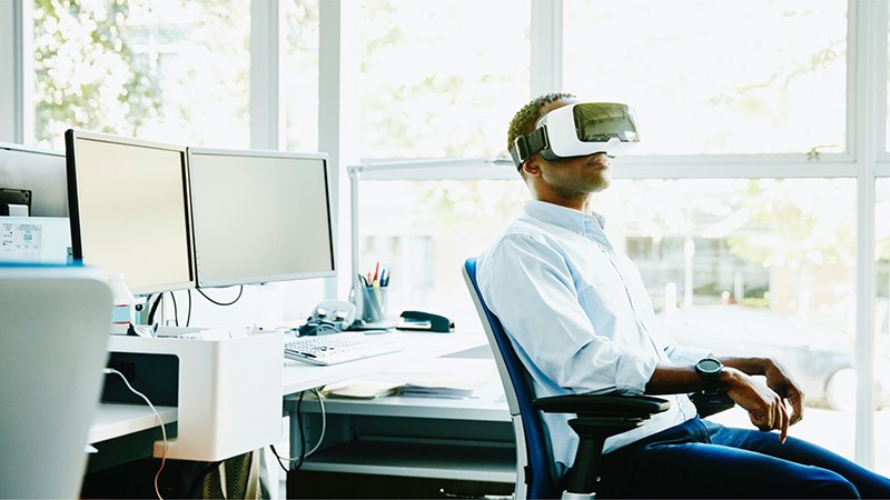 Người đàn ông đang sử dụng các công cụ VR khi làm việc