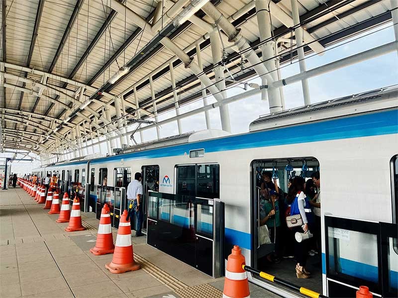 a trial run of the Metro Line No.1 (Ben Thanh - Suoi Tien) for the family and relatives