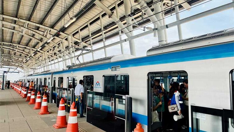 a trial run of the Metro Line No.1 (Ben Thanh - Suoi Tien) for the family and relatives