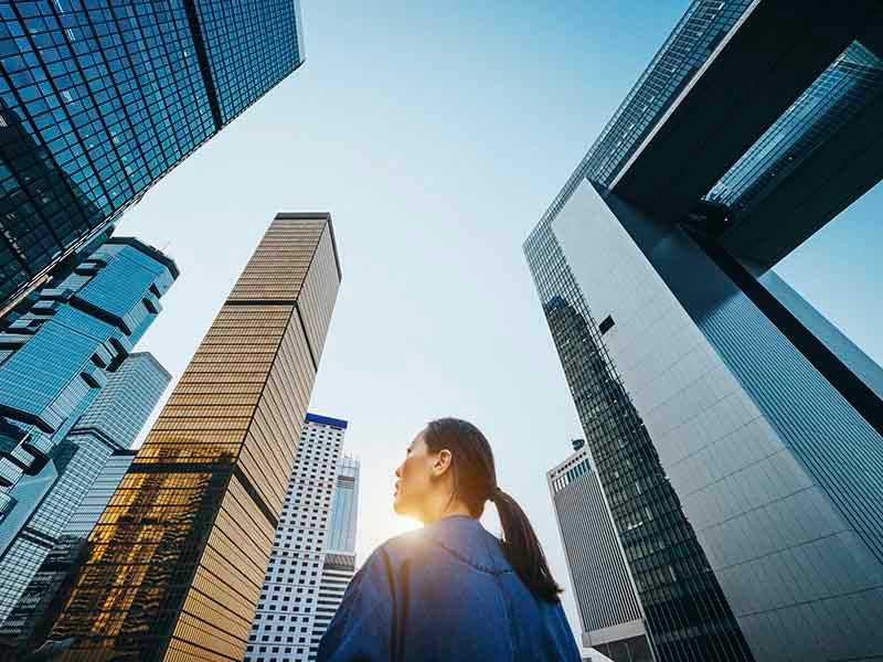 Women is standing and seeing building