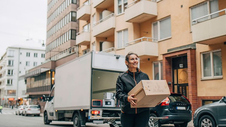 A women from logistics is delivering package